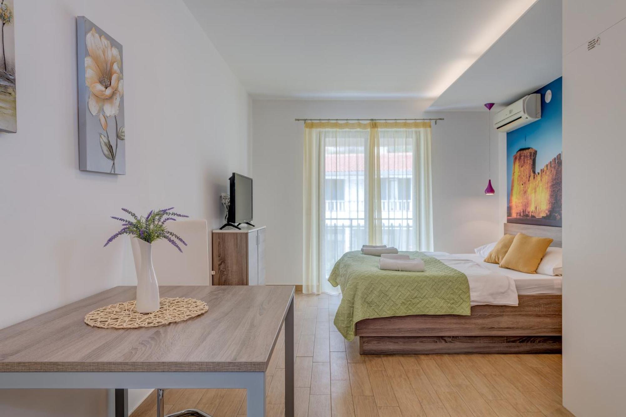 G Apartment *