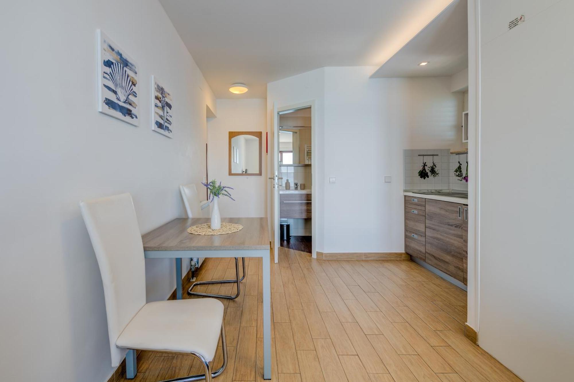 G Apartment *